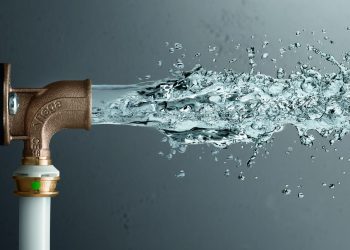 Mit „Raxofix“ in DN 10 halbiert sich der Wasserinhalt annähernd im Rohr im Vergleich zur Nennweite 16 mm. Das verdoppelt nahezu die Reichweite zu Zapfstellen, beispielsweise in der Küche. Außerdem ist der Leitungsinhalt schneller ausgetauscht, ein trinkwasser-hygienischer Vorteil. (Bild: Viega)