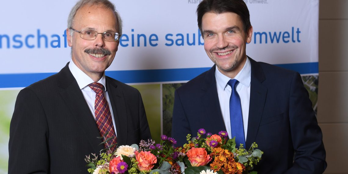 Scheidender und künftiger DWA-Präsident: Otto Schaaf (l.) und Uli Paetzel nach der Wahl in der Mitgliederversammlung. Bild: David Ausserhofer