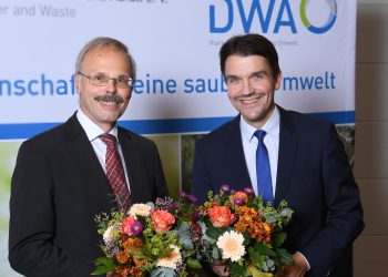 Scheidender und künftiger DWA-Präsident: Otto Schaaf (l.) und Uli Paetzel nach der Wahl in der Mitgliederversammlung. Bild: David Ausserhofer