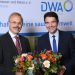 Scheidender und künftiger DWA-Präsident: Otto Schaaf (l.) und Uli Paetzel nach der Wahl in der Mitgliederversammlung. Bild: David Ausserhofer