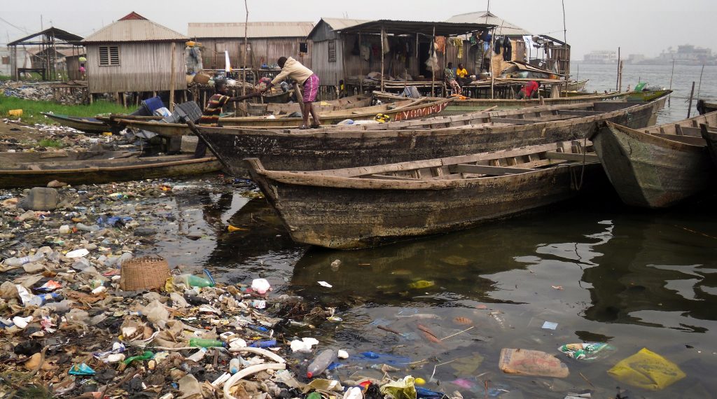 Abfälle aller Art und gelöste Substanzen gelangen durch unbehandelte häusliche und industrielle Abwässer in den flachen Nokoué-See. Bild: Amaf-Benin