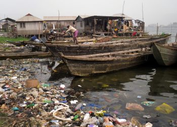Abfälle aller Art und gelöste Substanzen gelangen durch unbehandelte häusliche und industrielle Abwässer in den flachen Nokoué-See. Bild: Amaf-Benin