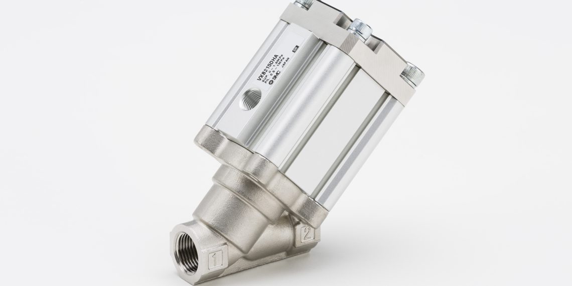 Die pneumatisch betätigten Schrägsitzventile der Serie VXB verfügen in der neuesten Generation über eine Betriebsanzeige, so dass die Ventilstellung sofort erkennbar ist. Weitere Pluspunkte sind: geringer Druckverlust, reduzierte Leckage und eine sehr kompakte Bauweise.