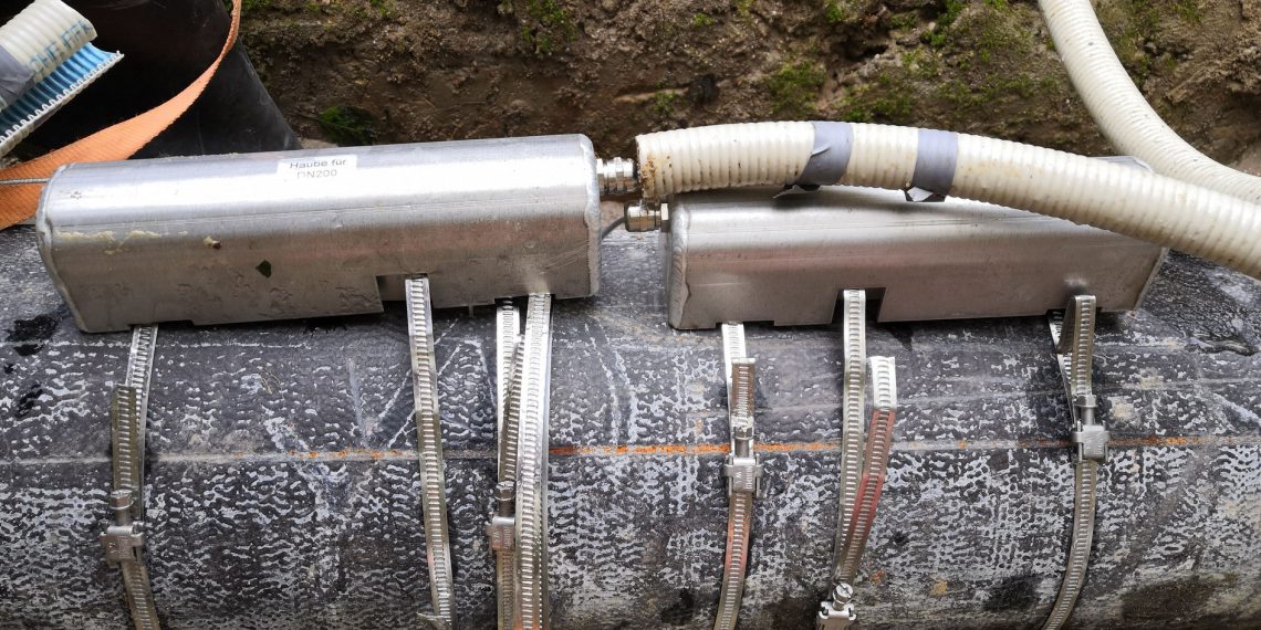 Die Clamp-On-Ultraschall-Wandler an der Abwasserleitung in Schutzgehäusen, fertig zum Eingraben in 5 Meter Tiefe. (Bild: Systec)