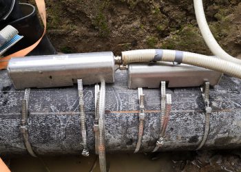 Die Clamp-On-Ultraschall-Wandler an der Abwasserleitung in Schutzgehäusen, fertig zum Eingraben in 5 Meter Tiefe. (Bild: Systec)