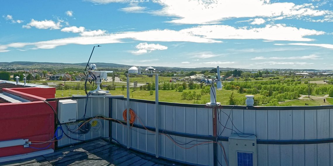 Strahlungsmessgeräte des Tropos von der Umag auf dem Dach des Hauptgebäudes der Universität in Puenta Arenas. Bild: Patric Seifert, Tropos