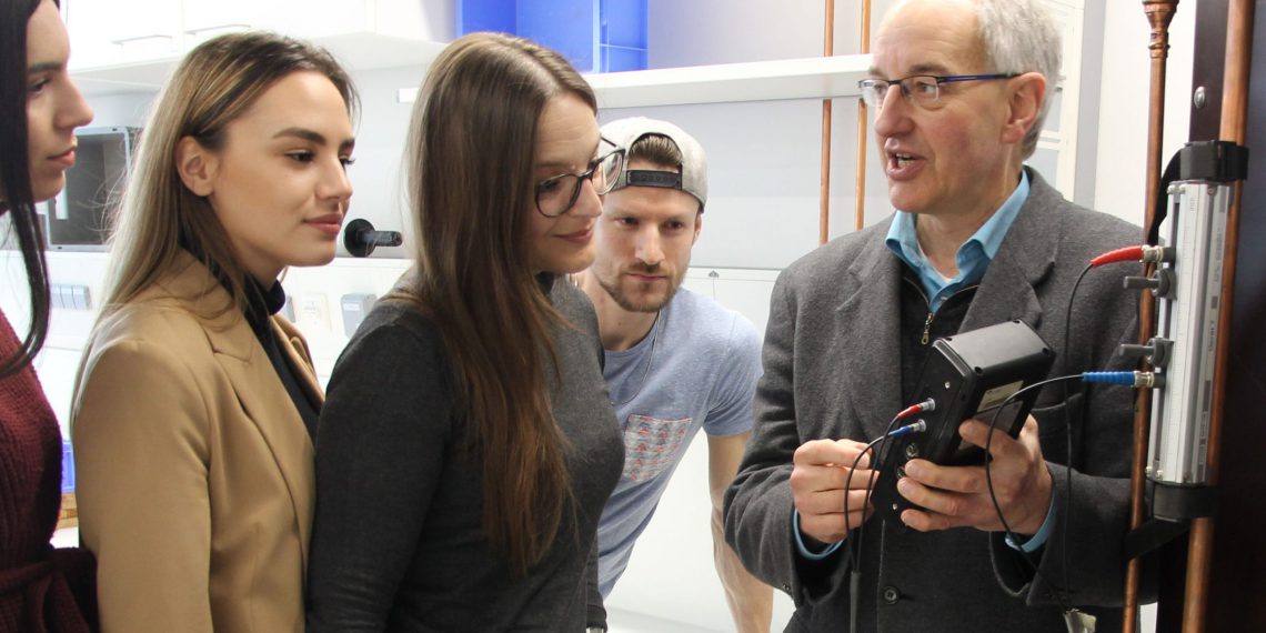 Prof. Hans-Martin Seipp erläutert ein Prüfsystem zur Messung der Strömungsgeschwindigkeit in Trinkwasserleitungen. (Bild: TH Mittelhessen/Armin Eikenberg)