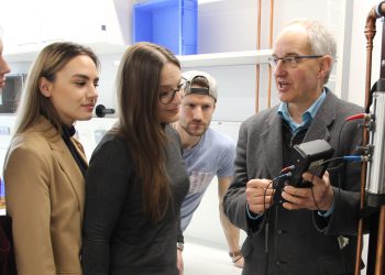 Prof. Hans-Martin Seipp erläutert ein Prüfsystem zur Messung der Strömungsgeschwindigkeit in Trinkwasserleitungen. (Bild: TH Mittelhessen/Armin Eikenberg)