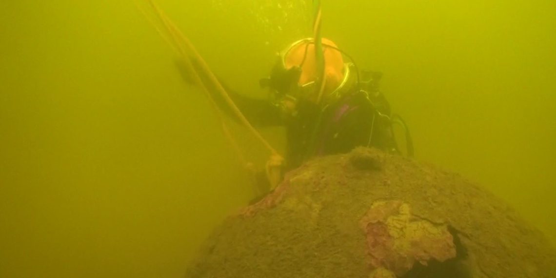 Taucher mit Ankertaumine. Bild: Landeskriminalamt Schleswig-Holstein - Kampfmittelräumdienst, 2012