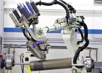 Trelleborg Sealing Solutions fertigt seine anspruchsvollen Bauteile aus Verbundwerkstoffen mit einer vollautomatisierten AFP-Anlage (Automated Fiber Placement). (Bild: Trelleborg)