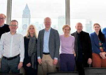 Teilnehmer der Jurysitzung, v.l.n.r.: Jens Wischmann (Geschäftsführer VDS – Vereinigung Deutsche Sanitärwirtschaft e.V. & Geschäftsführer VdZ – Wirtschaftsvereinigung Gebäude und Energie e.V.), Matthias Thiel (Referent Betriebswirtschaft, Datenmanagement, Demografischer Wandel, ZVSHK – Zentralverband Sanitär Heizung Klima), Elke Oechsner (Geschäftsführerin Heizungs-Journal Verlags GmbH), Stefan Seitz (Leiter Brandmanagement ISH), Franziska von Schumann (Publisher & Board Member Stylepark AG), Prof. Amandus Samsøe Sattler (ensømble studio architektur, Präsident DGNB e.V.), Anna Moldenhauer (Chefredakteurin Stylepark Magazin), Robert Volhard (Founder, Publisher & Board Member Stylepark AG). Quelle: Messe Frankfurt Exhibition GmbH