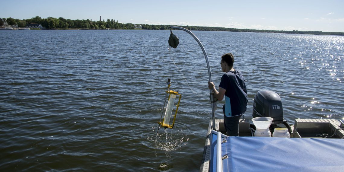 Probenahme auf dem Müggelsee in Berlin. Bild: Tom Shatwell, IGB