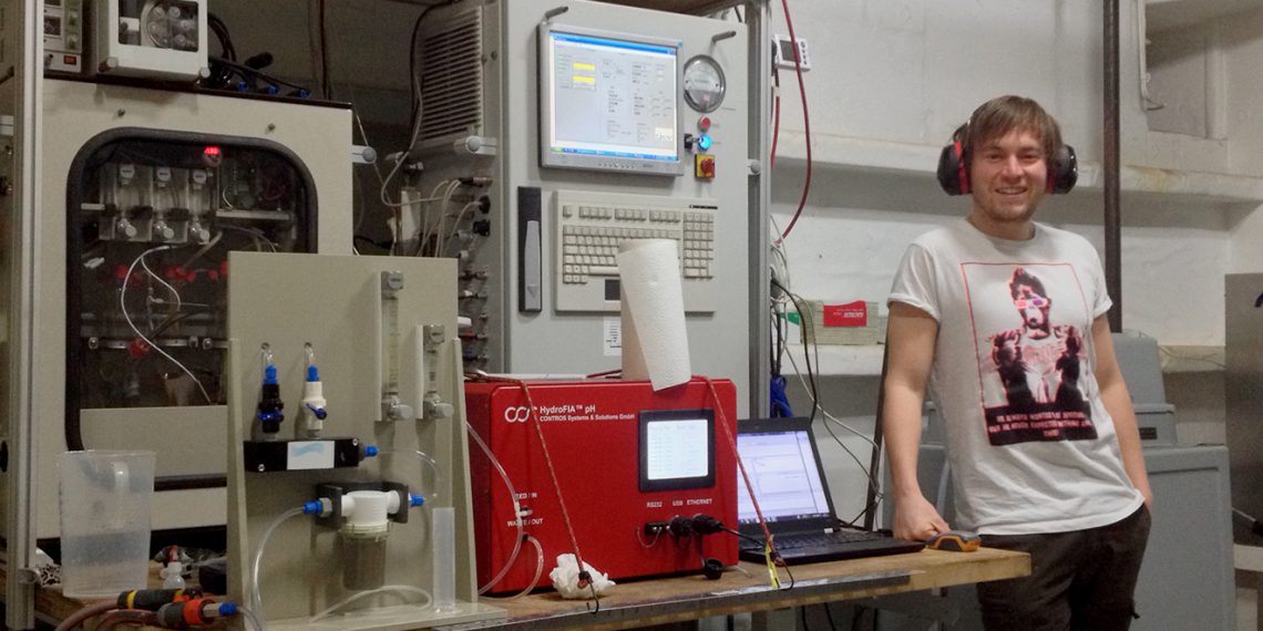 Die für Brackwasser adaptierte optische pH-Messmethode samt marktreifem Gerät ("roter Kasten") wurde von IOW-Forscher Jens Müller eingehend auf See erprobt - hier an Bord des Fährschiffes Finnmaid. Bild: IOW / J. Müller
