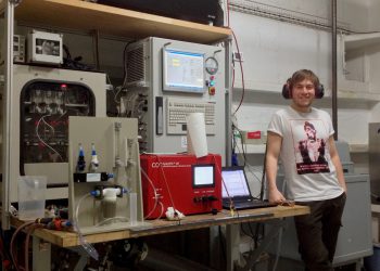 Die für Brackwasser adaptierte optische pH-Messmethode samt marktreifem Gerät ("roter Kasten") wurde von IOW-Forscher Jens Müller eingehend auf See erprobt - hier an Bord des Fährschiffes Finnmaid. Bild: IOW / J. Müller