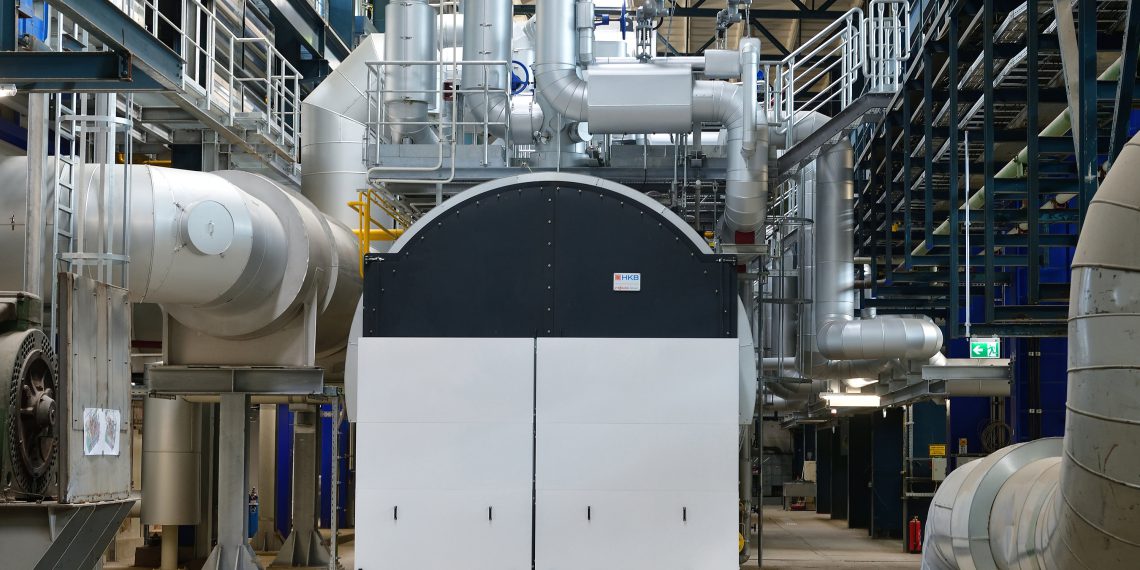 Drei Doppelflammrohr-Kessel speisen je nach Bedarf bis zu 100.000 Kilowatt in das Fernwärmenetz ein. Bild: Viessmann