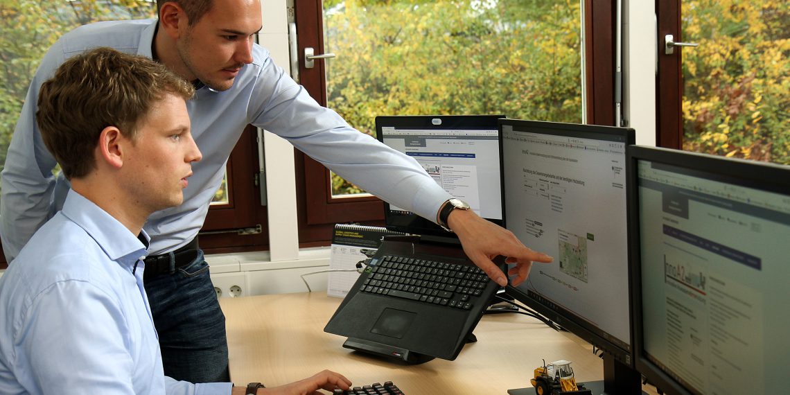 Eine Software hilft einfach dabei, zu prüfen, für welche Gemeinde die neue Technik in Frage kommt. Im Bild: Philipp Müller (vorne) und Andreas Glöckner. (Bild: Koziel/TUK)