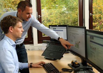 Eine Software hilft einfach dabei, zu prüfen, für welche Gemeinde die neue Technik in Frage kommt. Im Bild: Philipp Müller (vorne) und Andreas Glöckner. (Bild: Koziel/TUK)