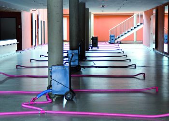 Entfeuchtungsgeräte zur Beseitigung von Wasserschäden / Polygonvatro. Bild: Telekom