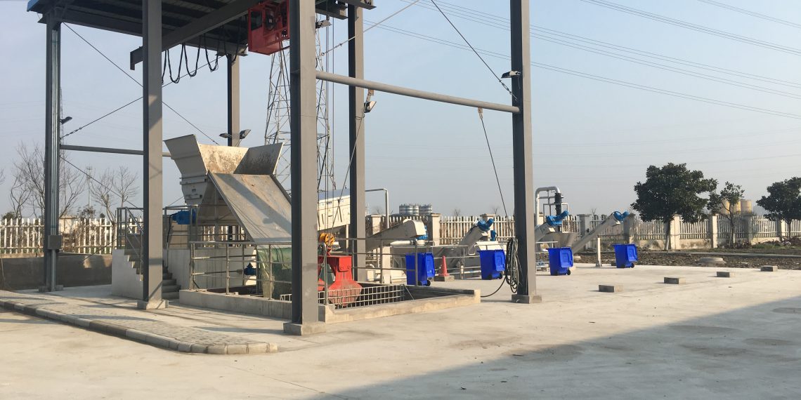 Sandaufbereitungsanlagen in China – links in der Stadt Kunshan und rechts Shanghai - Pudong. (Bild: Huber)