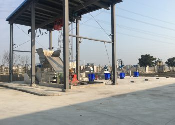 Sandaufbereitungsanlagen in China – links in der Stadt Kunshan und rechts Shanghai - Pudong. (Bild: Huber)