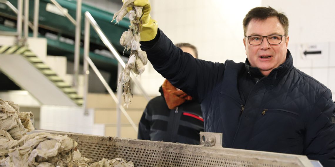 „Die Toilette ist kein Mülleimer: Babytücher, Tampons und Wattestäbchen gehören in den Hausmüll!“ sagt Wolfgang Tenbusch, hier an einem Container für Rechengut bei der Stadtentwässerung Dresden. (Bild: Stadtentwässerung Dresden).