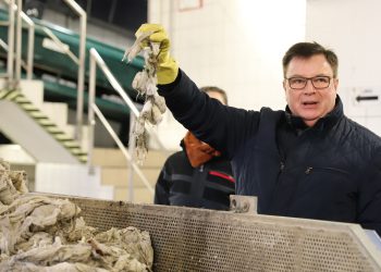 „Die Toilette ist kein Mülleimer: Babytücher, Tampons und Wattestäbchen gehören in den Hausmüll!“ sagt Wolfgang Tenbusch, hier an einem Container für Rechengut bei der Stadtentwässerung Dresden. (Bild: Stadtentwässerung Dresden).