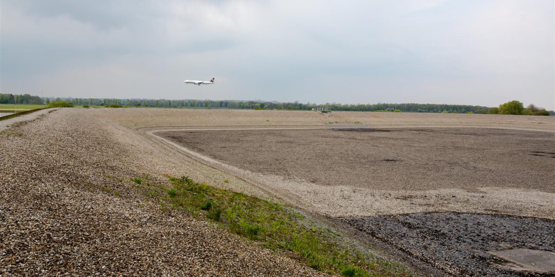 Auch das gehört zum nachhaltigen Wasseraufbereitungskonzept am Flughafen: Zur Lagerung von Schmelzwasser von der Flächenenteisung stehen am Airport München zwei große Zwischenspeicher zur Verfügung.