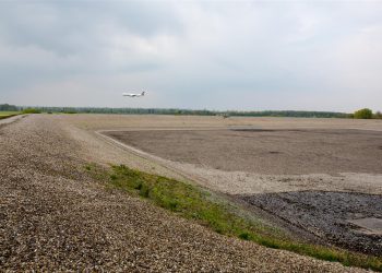 Auch das gehört zum nachhaltigen Wasseraufbereitungskonzept am Flughafen: Zur Lagerung von Schmelzwasser von der Flächenenteisung stehen am Airport München zwei große Zwischenspeicher zur Verfügung.