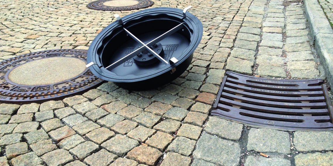 Der Einsatz im Kanalfilter reguliert den Fremdwasserzulauf: Netz und Kläranlage werden entlastet (Bild: Fritzmeier)