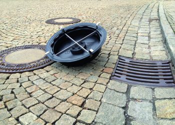 Der Einsatz im Kanalfilter reguliert den Fremdwasserzulauf: Netz und Kläranlage werden entlastet (Bild: Fritzmeier)