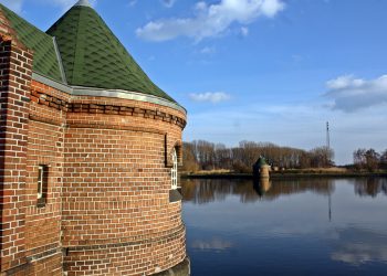 Injektionen mit hydraulischen Bindemitteln in Wasserbauwerken aus Massenbeton
