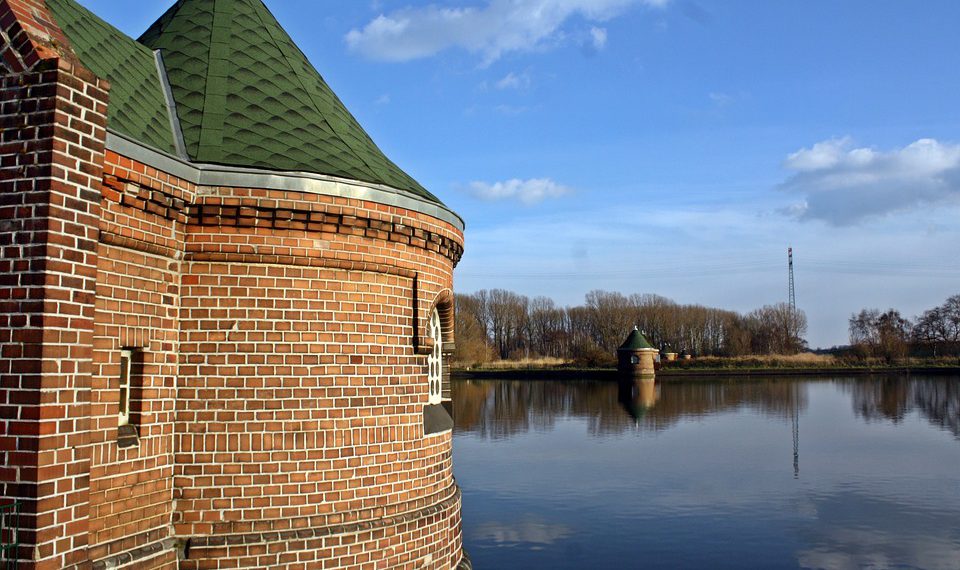 Injektionen mit hydraulischen Bindemitteln in Wasserbauwerken aus Massenbeton