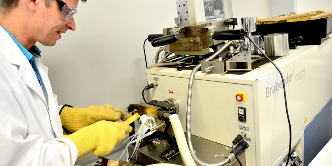 Max Volhard entnimmt der Knetkammer seine mit dem Katalysator vermischte Kunststoffprobe. Bild: FH Münster/Pressestelle