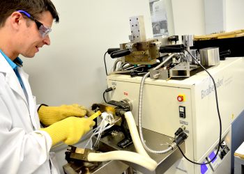 Max Volhard entnimmt der Knetkammer seine mit dem Katalysator vermischte Kunststoffprobe. Bild: FH Münster/Pressestelle