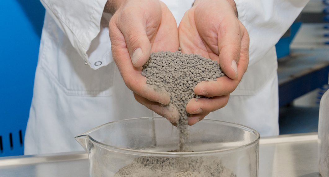 Phosphor-Recycling aus Klärschlammasche: Das Granulat kann zukünftig als Dünger verwendet werden.