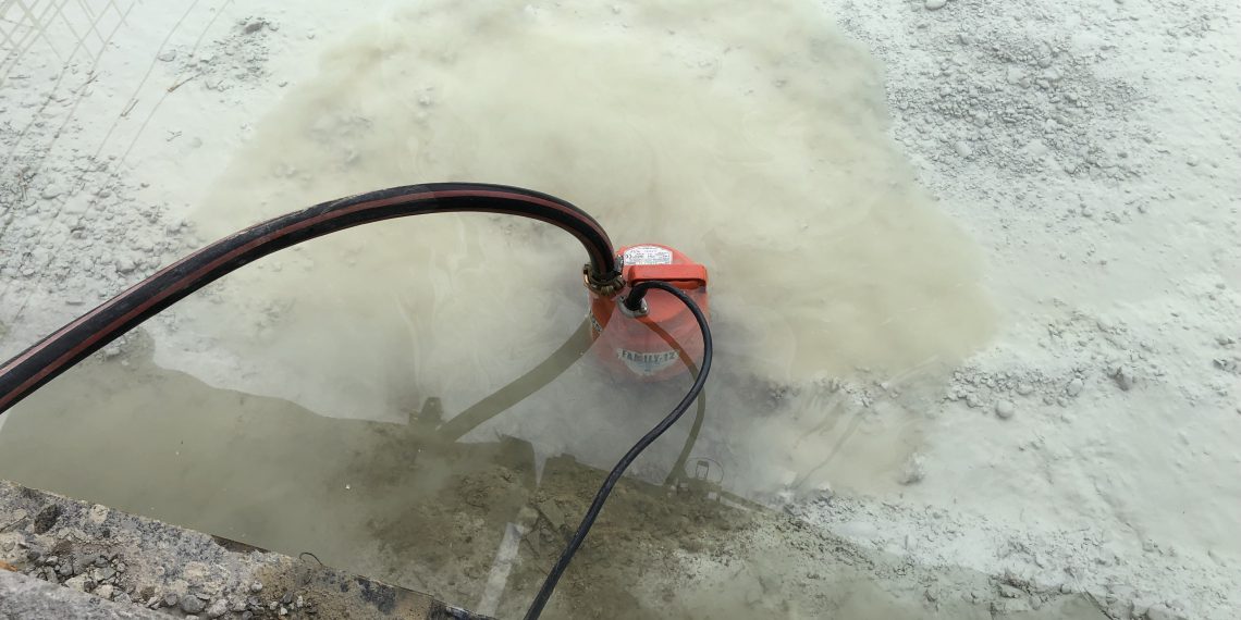 Wenn Schmutzwasser steht und stört, helfen Restwasserpumpen beim Beseitigen (Bild: Tsurumi)