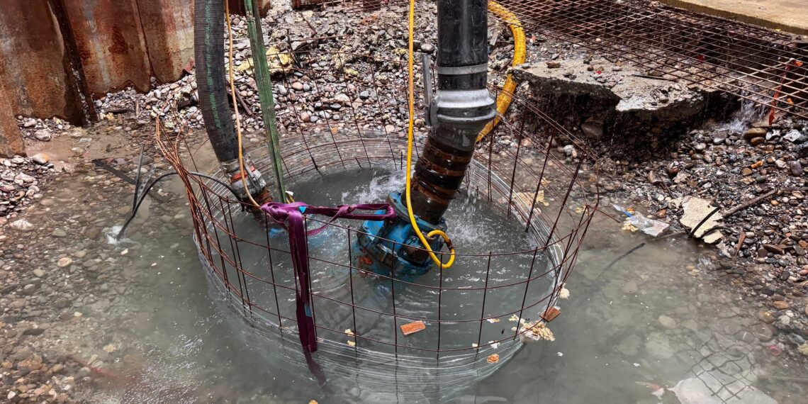Sichere Wasserhaltung auf Sommerbaustellen