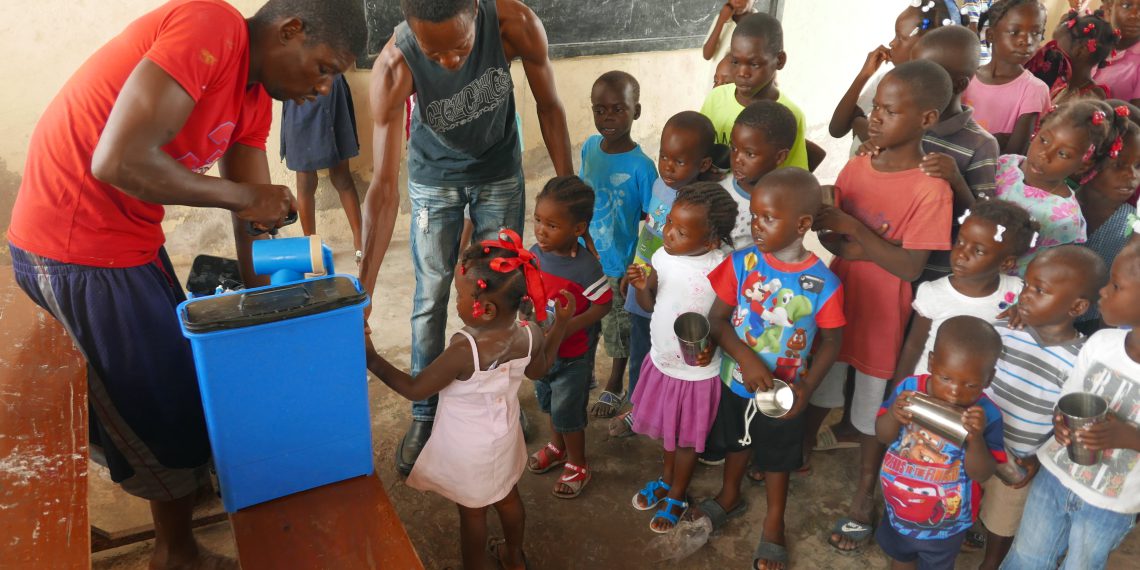 Das schmeckt: Diese Schüler auf Haiti trinken aufbereitetes Wasser. Bild: Ujeta