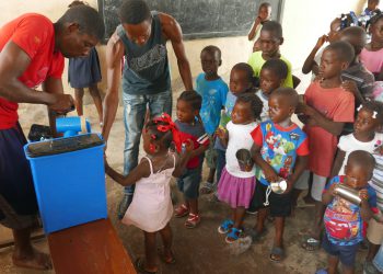 Das schmeckt: Diese Schüler auf Haiti trinken aufbereitetes Wasser. Bild: Ujeta